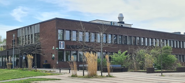 Bjuvs kommunhus april 2025. Foto: MRG.