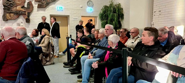 Åhörarbänken var fylld till sista stol. Foto: MRG