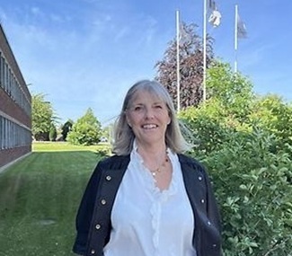 Kommundirektör Kristina Magnusson utanför Bjuvs kommunhus. Foto: Kommunen.
